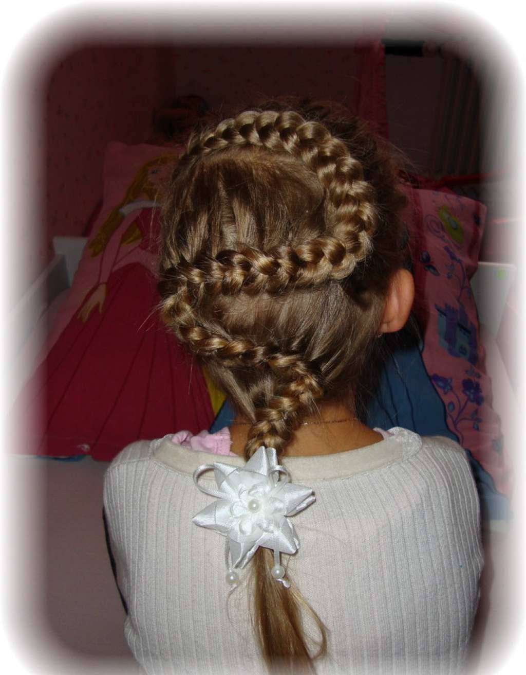 Фото косы на длинные волосы для девочек на выпускной