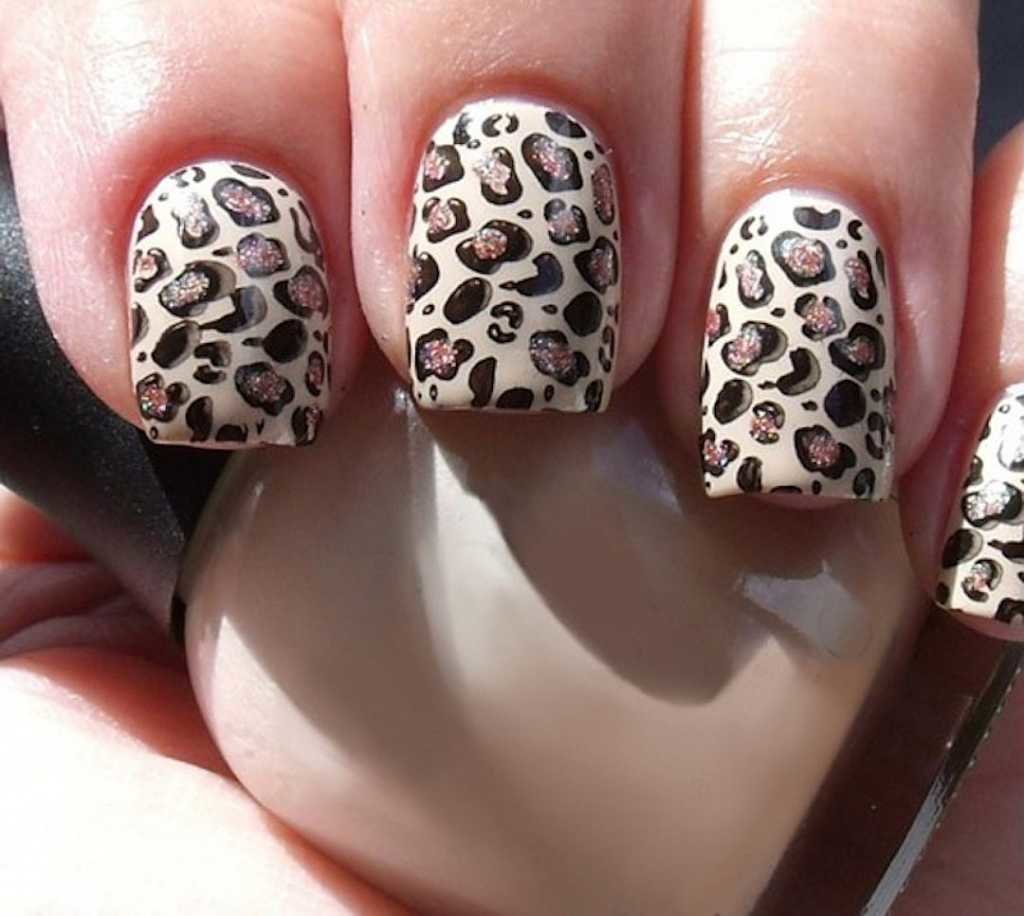 Дизайн леопард на ногтях. Маникюр леопардовый 2022 тренд. Леопардовый принт на ногтях. Леопардовые ноготки 2022. Маникюр с леопардовым принтом.