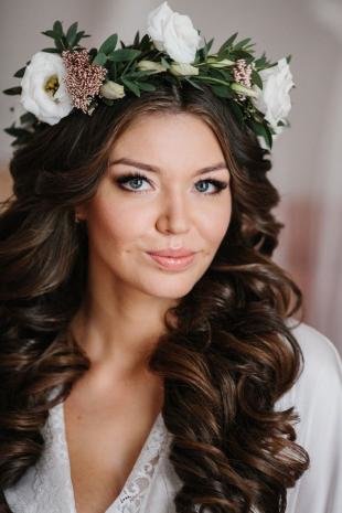 Темно каштановый цвет волос на длинные волосы, свадебная прическа с цветочным венком