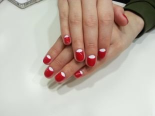 Красный дизайн ногтей, красно-белый лунный маникюр шеллак