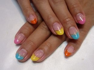 Дизайн ногтей для начинающих, разноцветный френч с золотистой каемкой