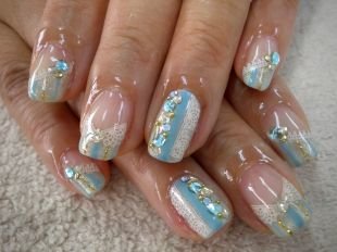Рисунки акриловыми красками на ногтях, бело-голубой френч с камнями и ажурным узором