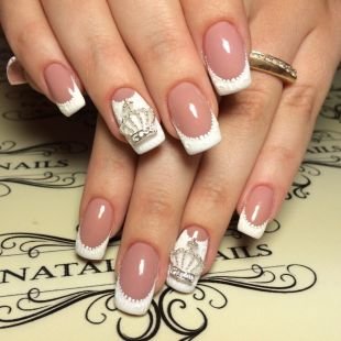 Рисунки короны на ногтях, роскошный белый френч с коронами
