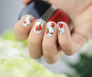 Рисунки с маками на ногтях, матовый белый маникюр с красными цветами