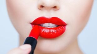 Как увеличить губы с помощью макияжа: 6 шагов